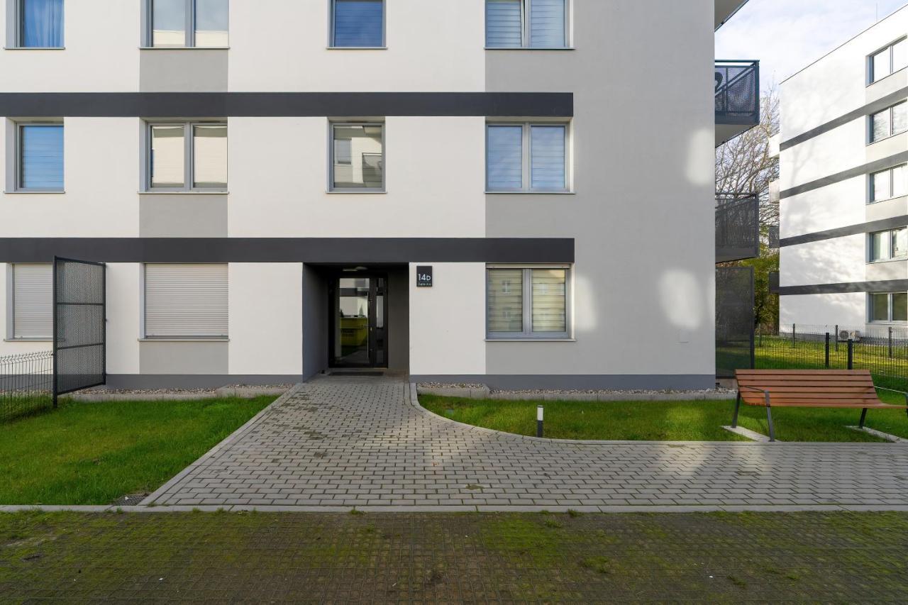 With 2 Bedrooms And Free Garage By Renters * Poznan