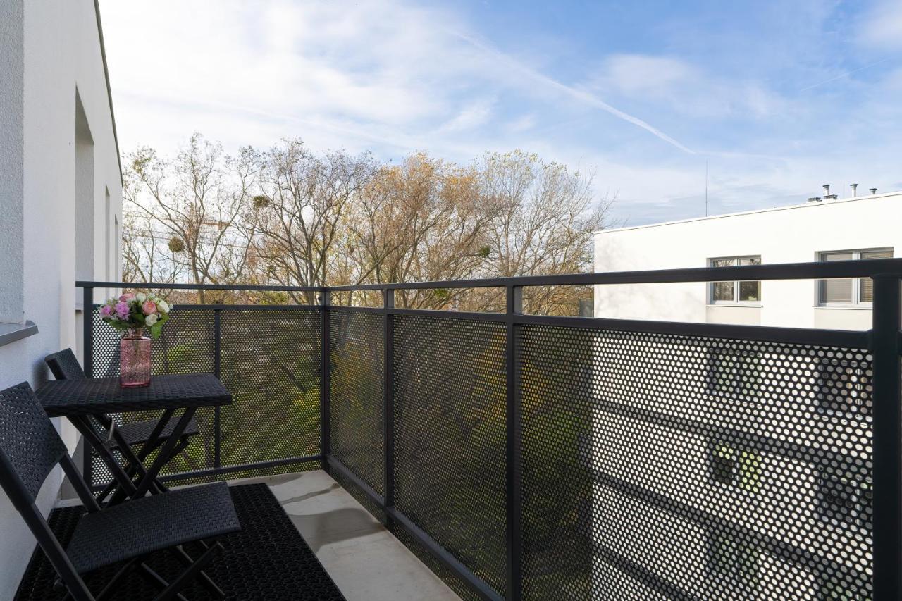 With 2 Bedrooms And Free Garage By Renters * Poznan